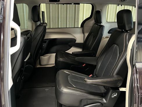 Used 2018 Chrysler Pacifica Touring-L Plus w/ Advanced Safetytec Group image 9