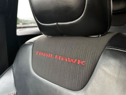 Used 2016 Jeep Cherokee Trailhawk AWD/4WD image 31