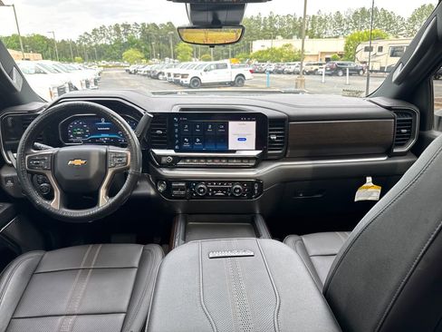 Used 2024 Chevrolet Silverado 2500 High Country w/ High Country Premium Package AWD/4WD image 12