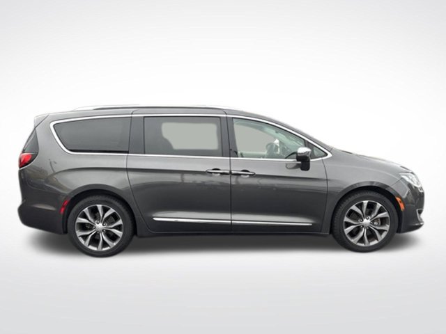 Used 2017 Chrysler Pacifica Limited w/ UConnect Theater Package FWD image 8