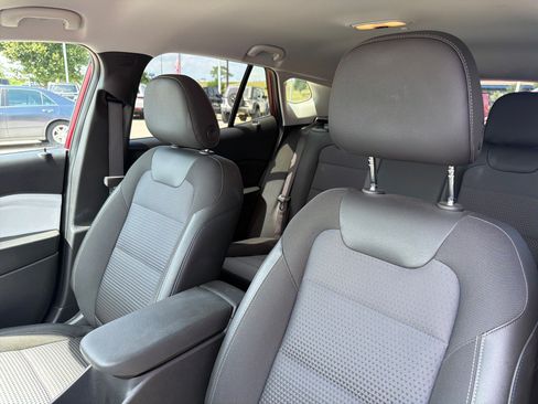 Used 2025 Chevrolet Trax LT w/ LT Convenience Package FWD image 19