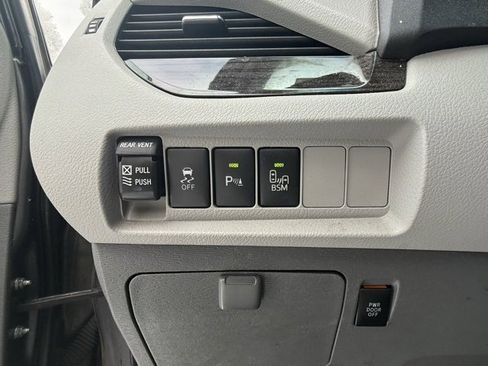 Used 2017 Toyota Sienna XLE image 8