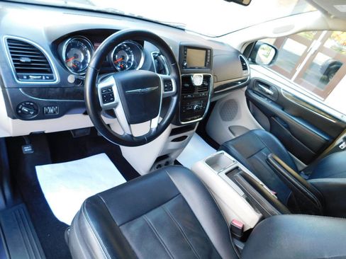 Used 2014 Chrysler Town & Country Touring image 13