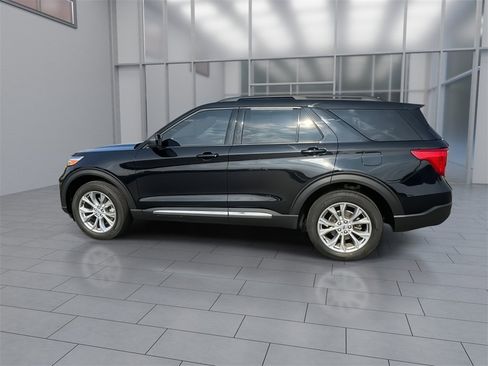 Used 2023 Ford Explorer XLT w/ Equipment Group 202A image 6