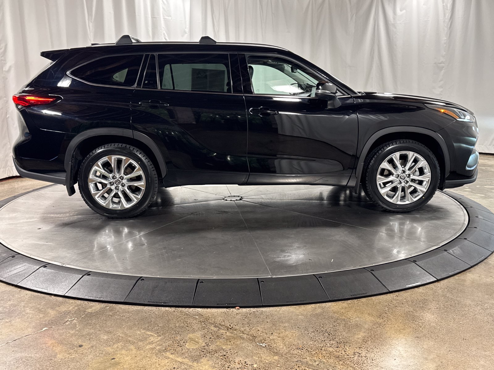Used 2022 Toyota Highlander Limited AWD/4WD image 9