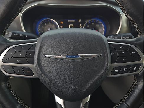 Used 2021 Chrysler Pacifica Touring-L image 19