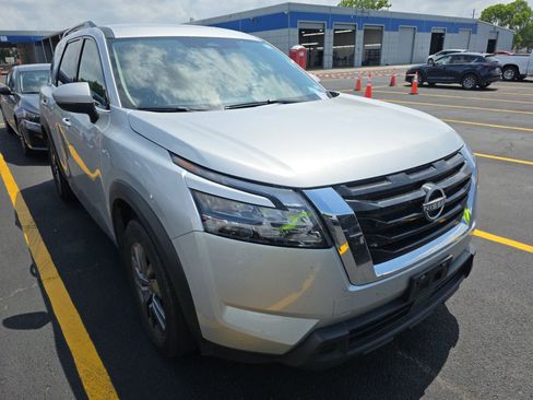 Used 2025 Nissan Pathfinder SV FWD image 2