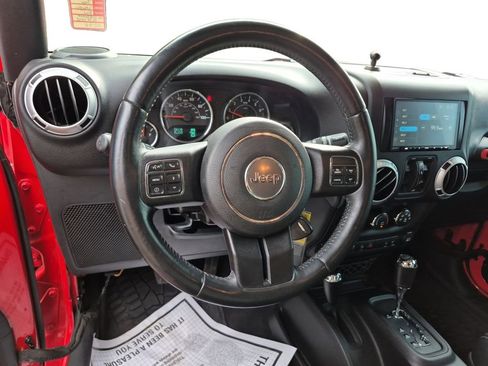 Used 2015 Jeep Wrangler Unlimited Sahara w/ Connectivity Group AWD/4WD image 12