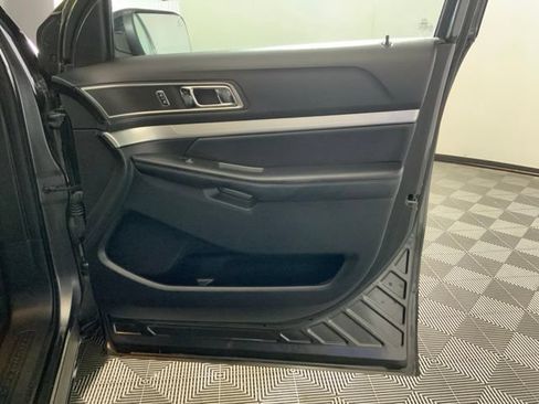 Used 2017 Ford Explorer XLT w/ Equipment Group 202A FWD image 23