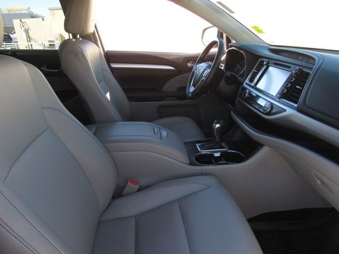 Used 2018 Toyota Highlander AWD V6 image 9