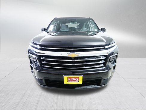 Used 2025 Chevrolet Traverse LT image 2