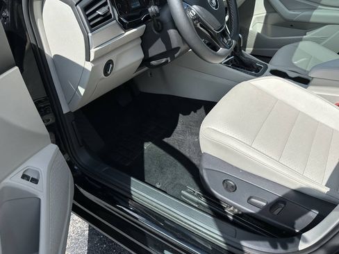 Used 2021 Volkswagen Jetta SE w/ SE Cold Weather Package FWD image 2