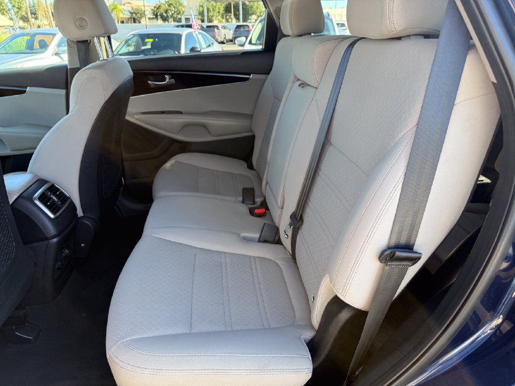 Used 2019 Kia Sorento FWD V6 image 14