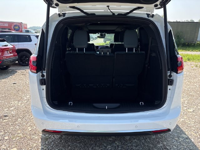 New 2027 Chrysler Pacifica Pinnacle w/ Theater Group AWD/4WD image 27