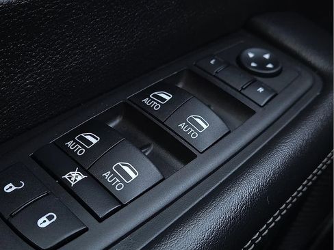 Used 2025 Chrysler Pacifica Select image 16