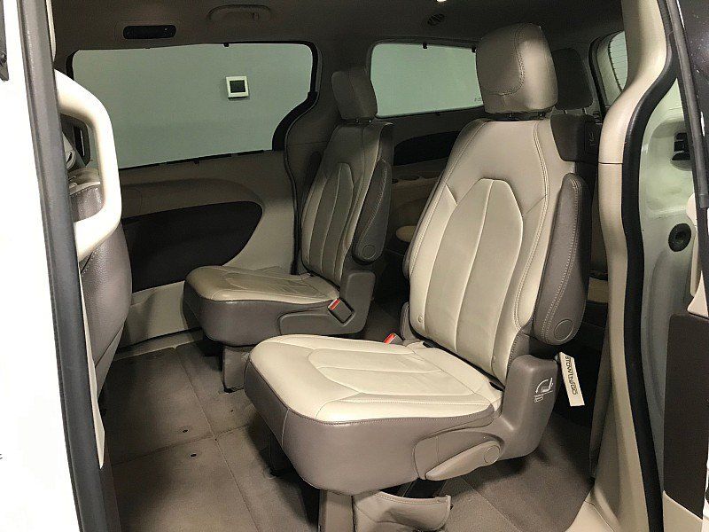 Used 2017 Chrysler Pacifica Touring-L FWD image 18