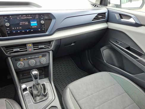 Used 2022 Volkswagen Taos SE w/ Panoramic Sunroof Package image 16