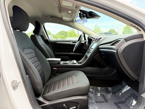 Used 2019 Ford Fusion SE FWD image 21