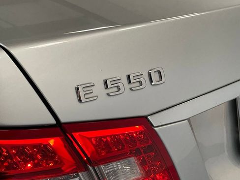 Used 2010 Mercedes-Benz E 550 4MATIC Sedan w/ Premium 2 Pkg image 8