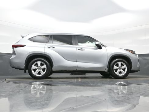 Used 2024 Toyota Highlander Limited AWD/4WD image 32