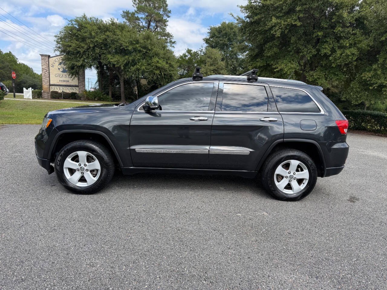 Used 2011 Jeep Grand Cherokee Overland AWD/4WD image 3