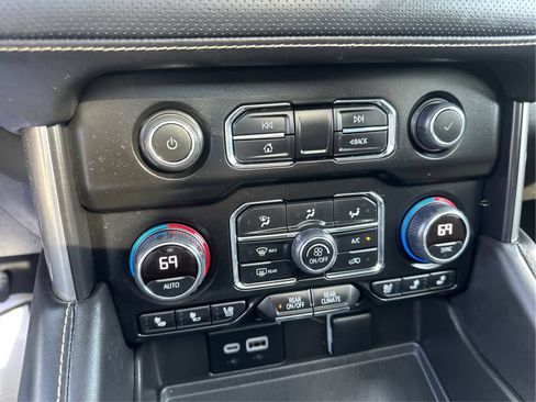 Used 2023 Chevrolet Tahoe Premier AWD/4WD image 28