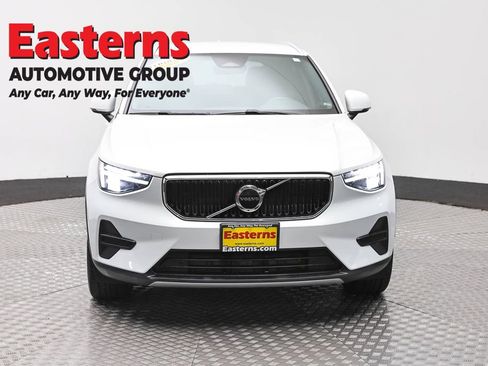 Used 2023 Volvo XC40 B5 Core AWD/4WD image 2