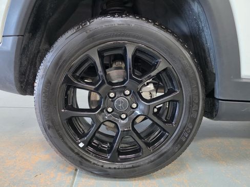Used 2025 Jeep Compass Latitude w/ Convenience Group AWD/4WD image 9