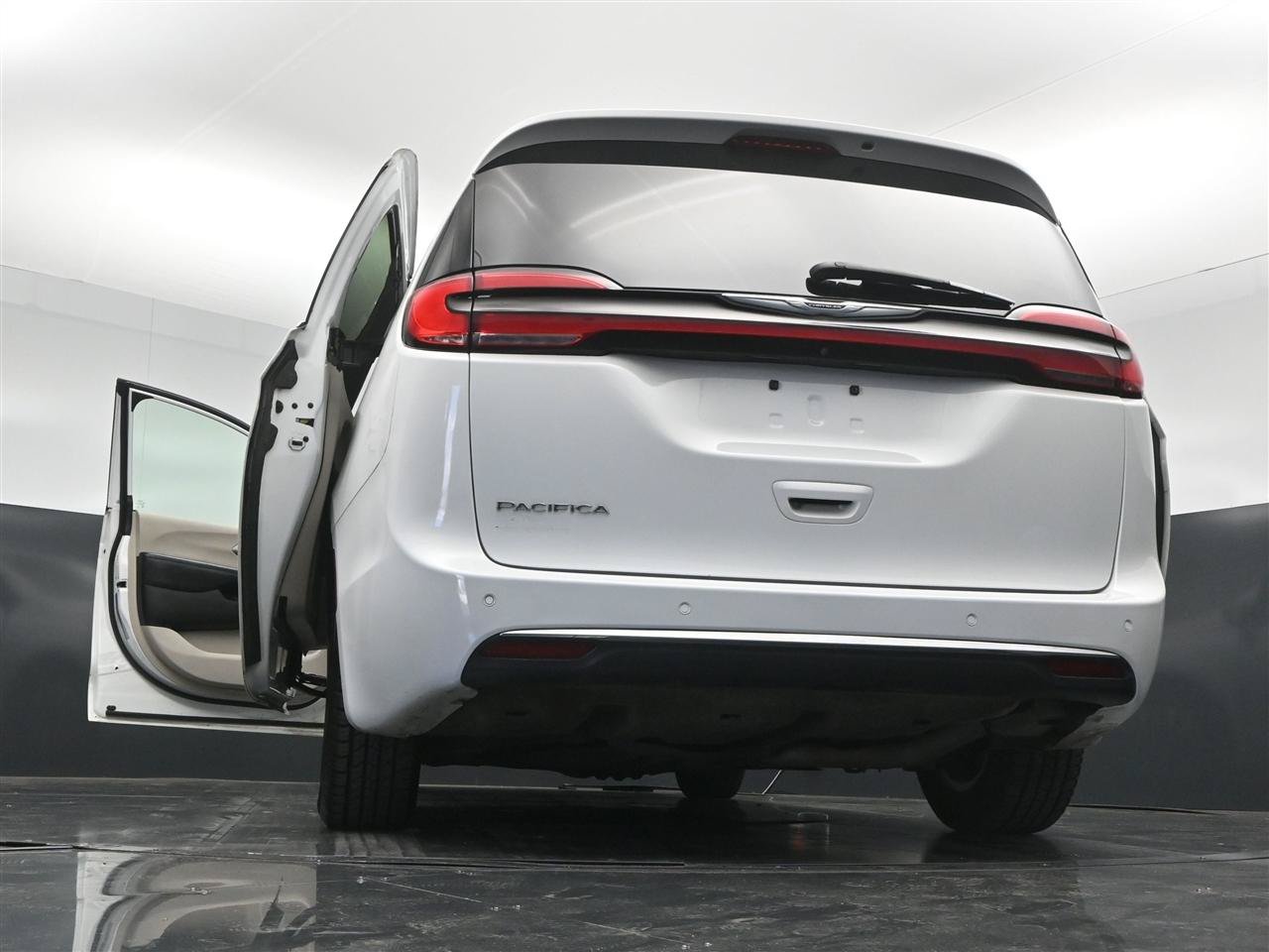 Used 2021 Chrysler Pacifica Touring-L FWD image 31