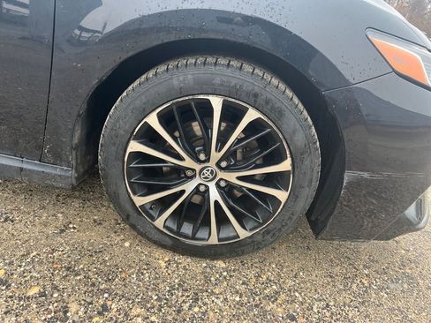 Used 2018 Toyota Camry SE w/ Convenience Package image 4