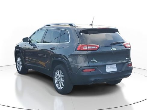 Used 2017 Jeep Cherokee Latitude w/ Cold Weather Group AWD/4WD image 3
