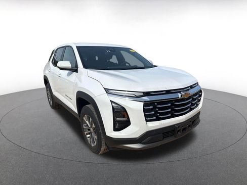 Used 2025 Chevrolet Equinox LT image 2