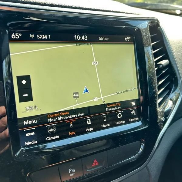 Used 2019 Jeep Cherokee Limited AWD/4WD image 16