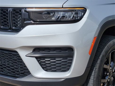 Used 2024 Jeep Grand Cherokee Altitude image 8