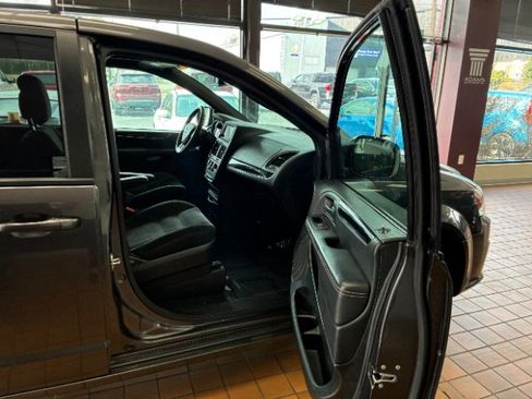 Used 2018 Dodge Grand Caravan SE image 26
