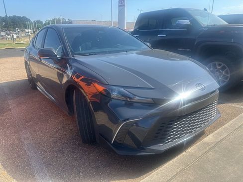 Used 2025 Toyota Camry SE w/ Convenience Package image 2