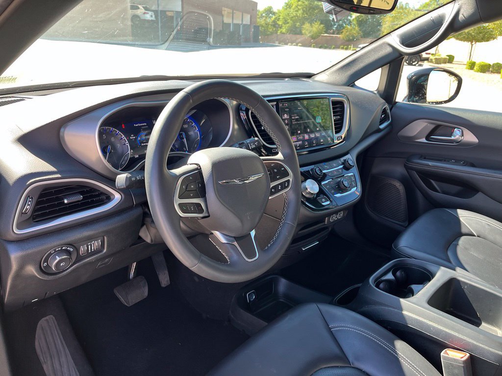 Used 2025 Chrysler Pacifica Select FWD image 12