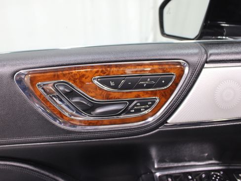 Used 2019 Lincoln Continental Reserve w/ Rear Seat Package FWD image 8