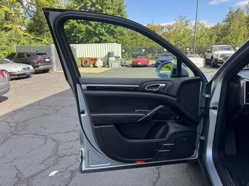 Used 2018 Porsche Cayenne Platinum Edition w/ Premium Package Plus AWD/4WD image 19