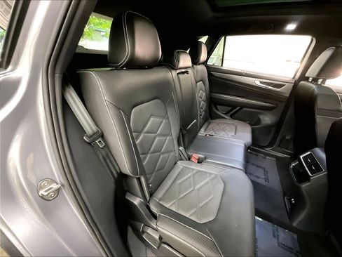 Used 2024 Volkswagen Atlas Cross Sport SE w/ Panoramic Sunroof Package image 30