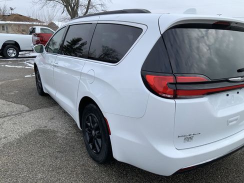 Used 2022 Chrysler Pacifica Touring-L image 16