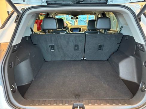 Used 2024 GMC Terrain SLT image 32