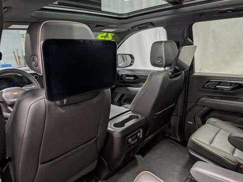 Used 2025 Chevrolet Suburban Premier image 15