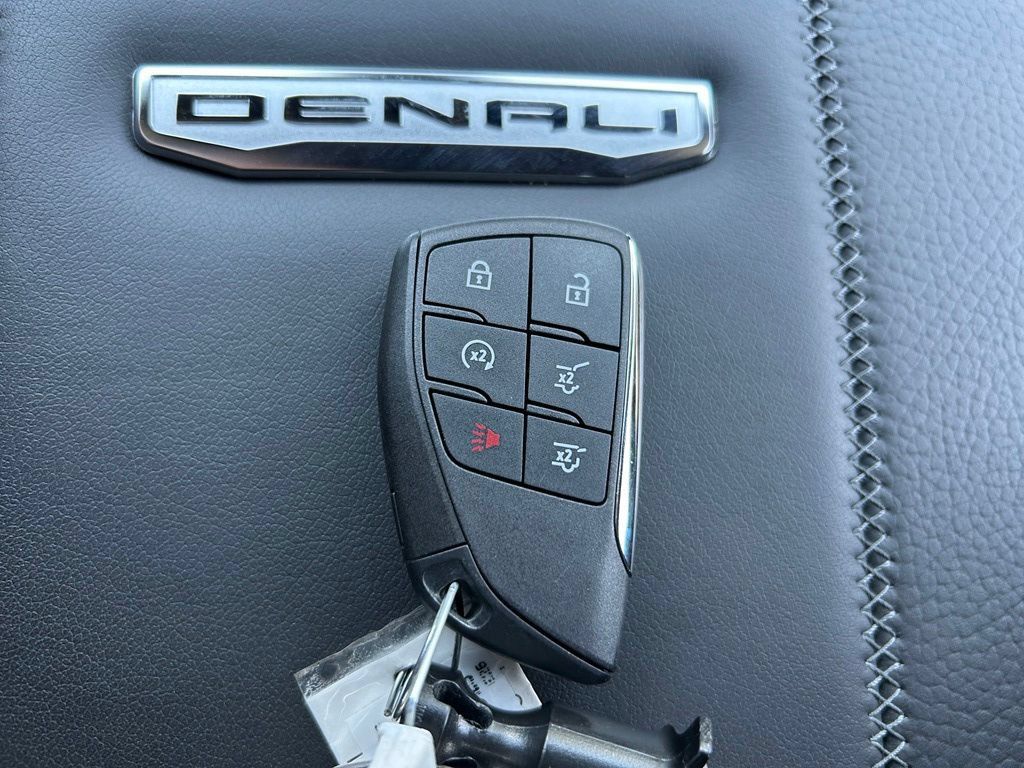Used 2025 GMC Yukon Denali w/ Denali Reserve Package RWD image 43