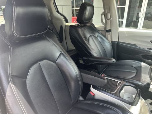 Used 2023 Chrysler Pacifica Touring-L FWD image 31
