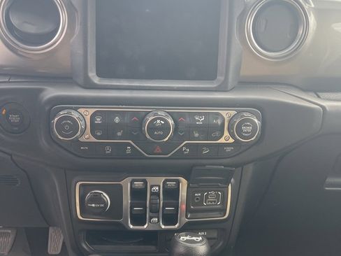 Used 2018 Jeep Wrangler Unlimited Sahara image 10