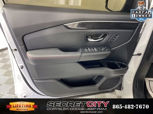 Used 2025 Honda Pilot Black Edition image 12
