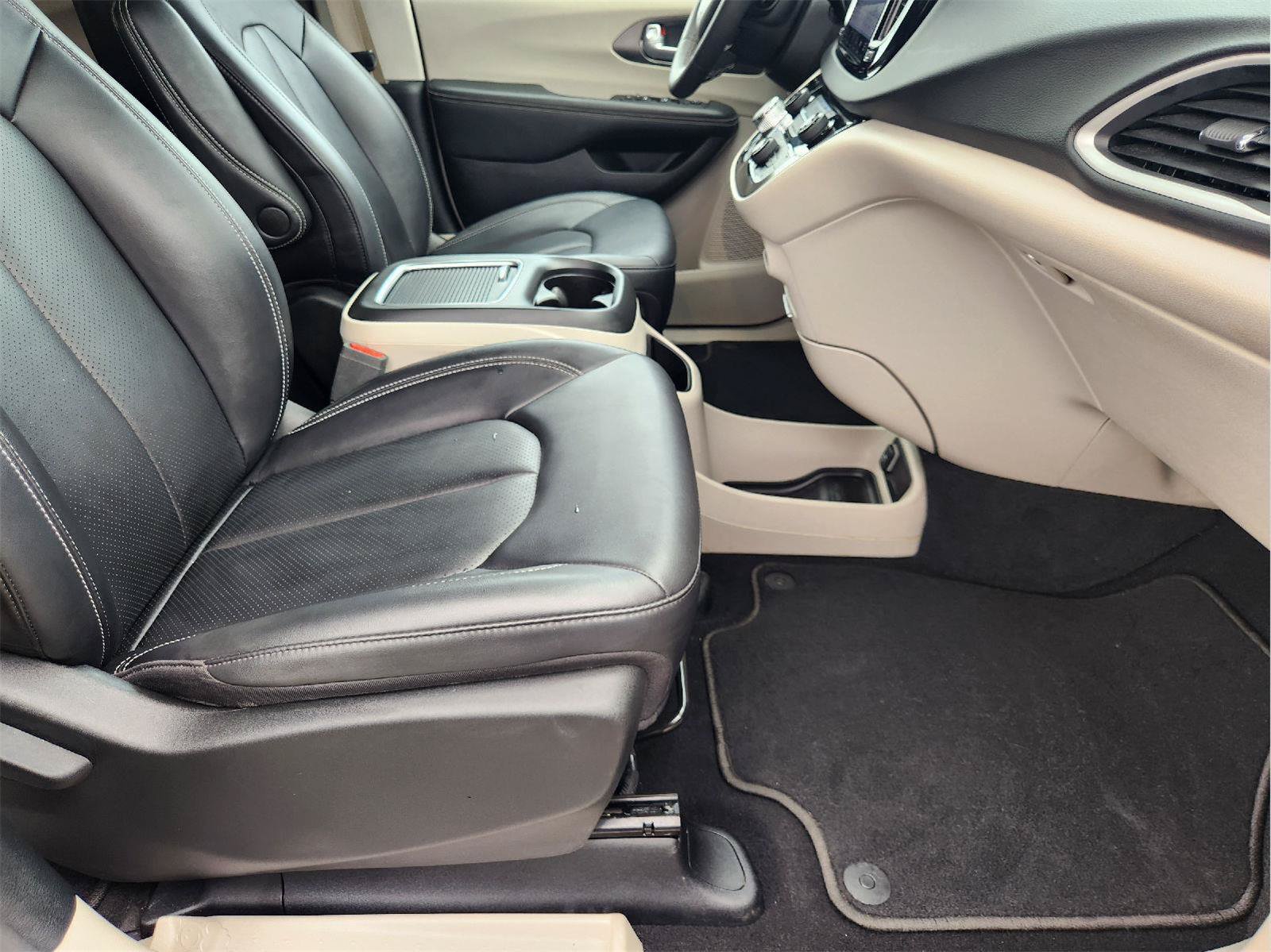Used 2024 Chrysler Pacifica Touring-L FWD image 14