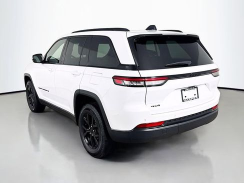 Used 2025 Jeep Grand Cherokee Altitude image 10