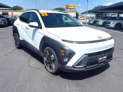 Used 2025 Hyundai Kona SEL FWD image 2